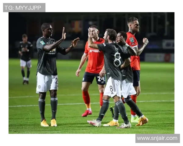 曼联足球水杯盛宴激情四溢球迷齐聚共享荣耀时刻