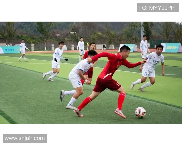 男生足球图片展示青春活力与团队精神的完美结合