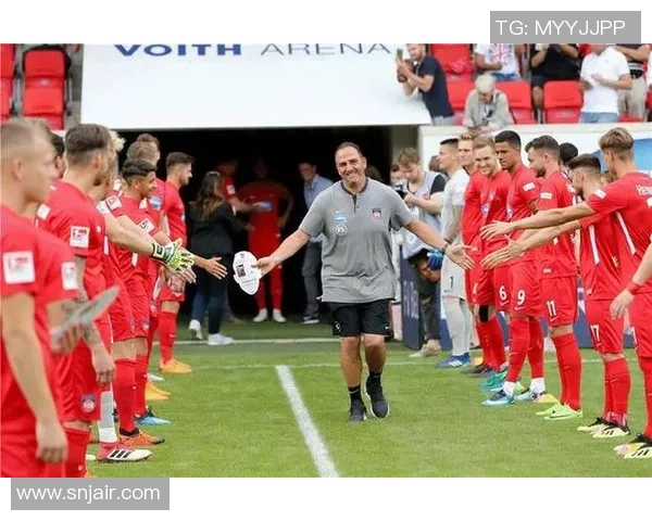 足球巨星曼的传奇人生与辉煌成就揭示了足球世界的无限魅力与激情 足球巨星曼的传奇人生与辉煌成就揭示了足球世界的无限魅力与激情